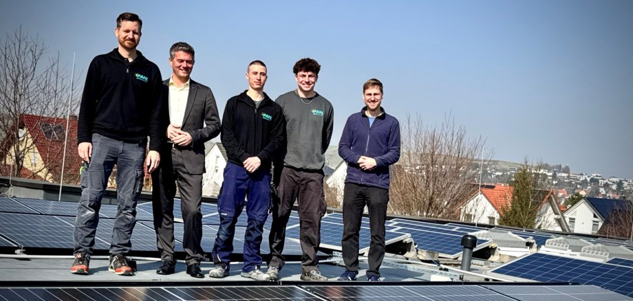 Man sieht die neue PV-Anlage mit Stromspeicher auf Kita „Haus der Klänge“ und einige Personen unteranderem Bürgermeister Steffen Jung