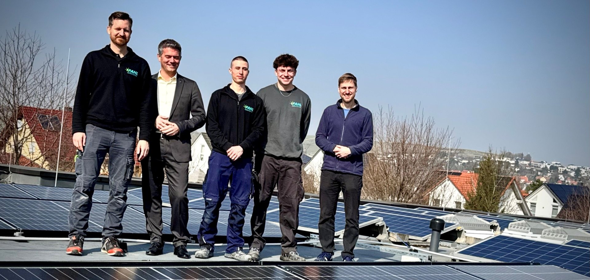 Man sieht die neue PV-Anlage mit Stromspeicher auf Kita „Haus der Klänge“ und einige Personen unteranderem Bürgermeister Steffen Jung