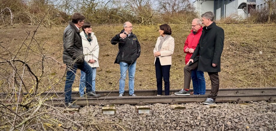 Man sieht das ehemaligen Stammgleis im Industrie Gebiet an dem Rodungsarbeiten als Vorbereitung für den Radwegeausbau begonnen haben.