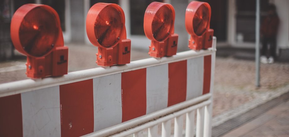 Man sieht eine Straßensperrung.