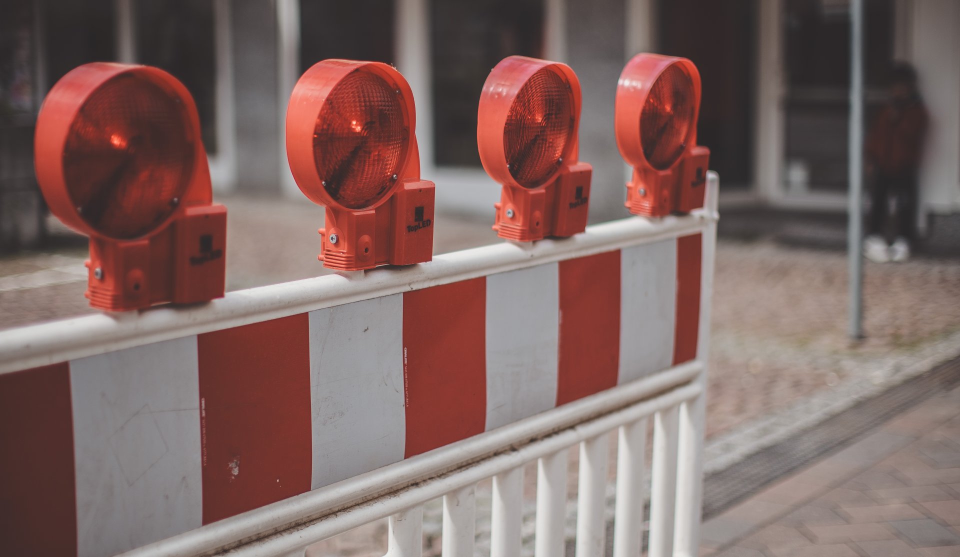 Man sieht eine Straßensperrung.