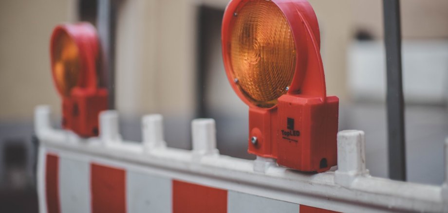 Man sieht eine Absperrschranke (Schrankenzäune).