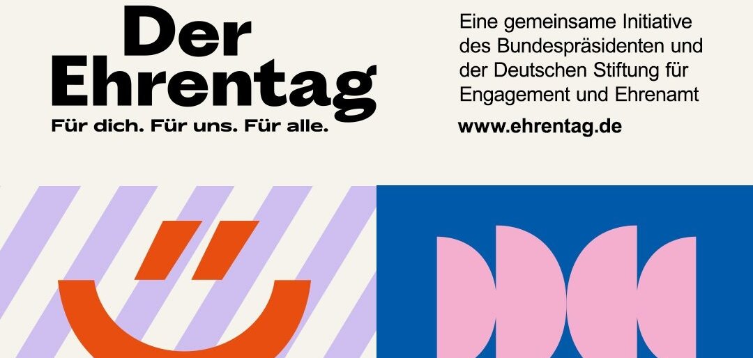 Ein bunter Flyer für den Ehrenamtstag mit der Aufschrift "Wir sind dabei", mit einem orangenen Smiley darauf.