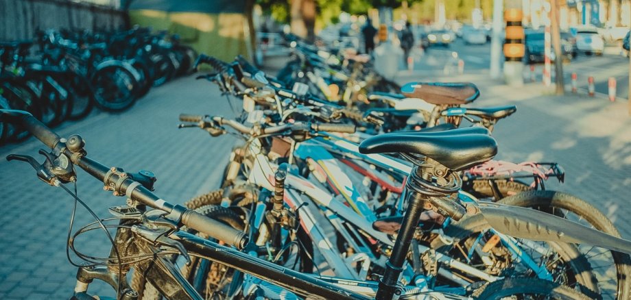 mehrere Fahrräder stehen in einer Reihe, es wurde über sie drüber hinweg fotografiert