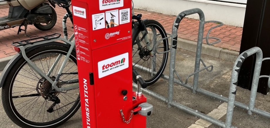 ein roter Kasten mit Notfallwerkzeug für Fahrräder vom Toom auf dem Fahrradparkplatz