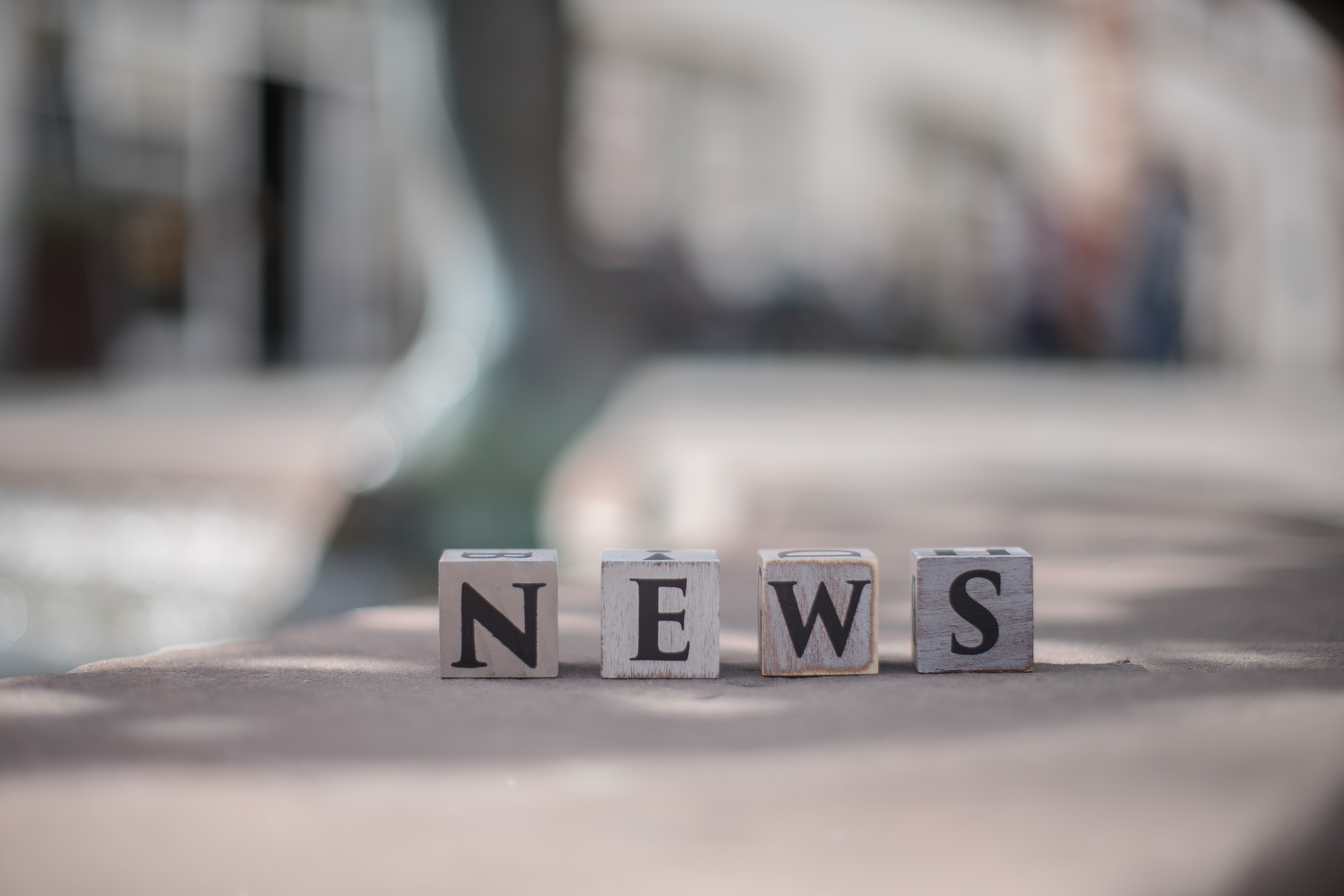 News Buchstaben auf dem Rossmarktbrunnen
