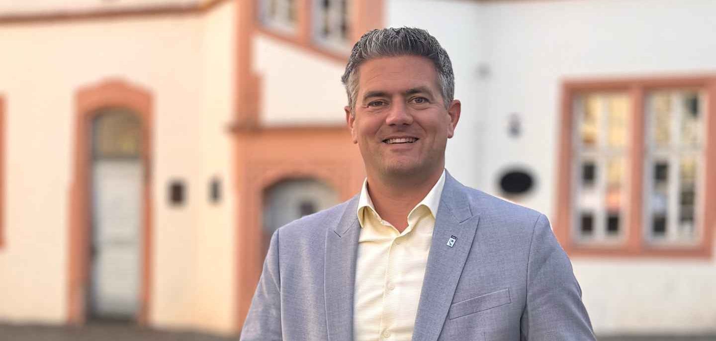 Bürgermeister Steffen Jung im grauen Anzug vor dem Fischmarkt in Alzey