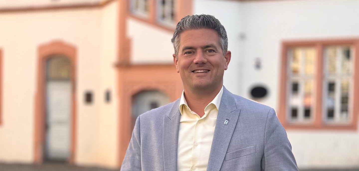 Bürgermeister Steffen Jung im grauen Anzug vor dem Fischmarkt in Alzey