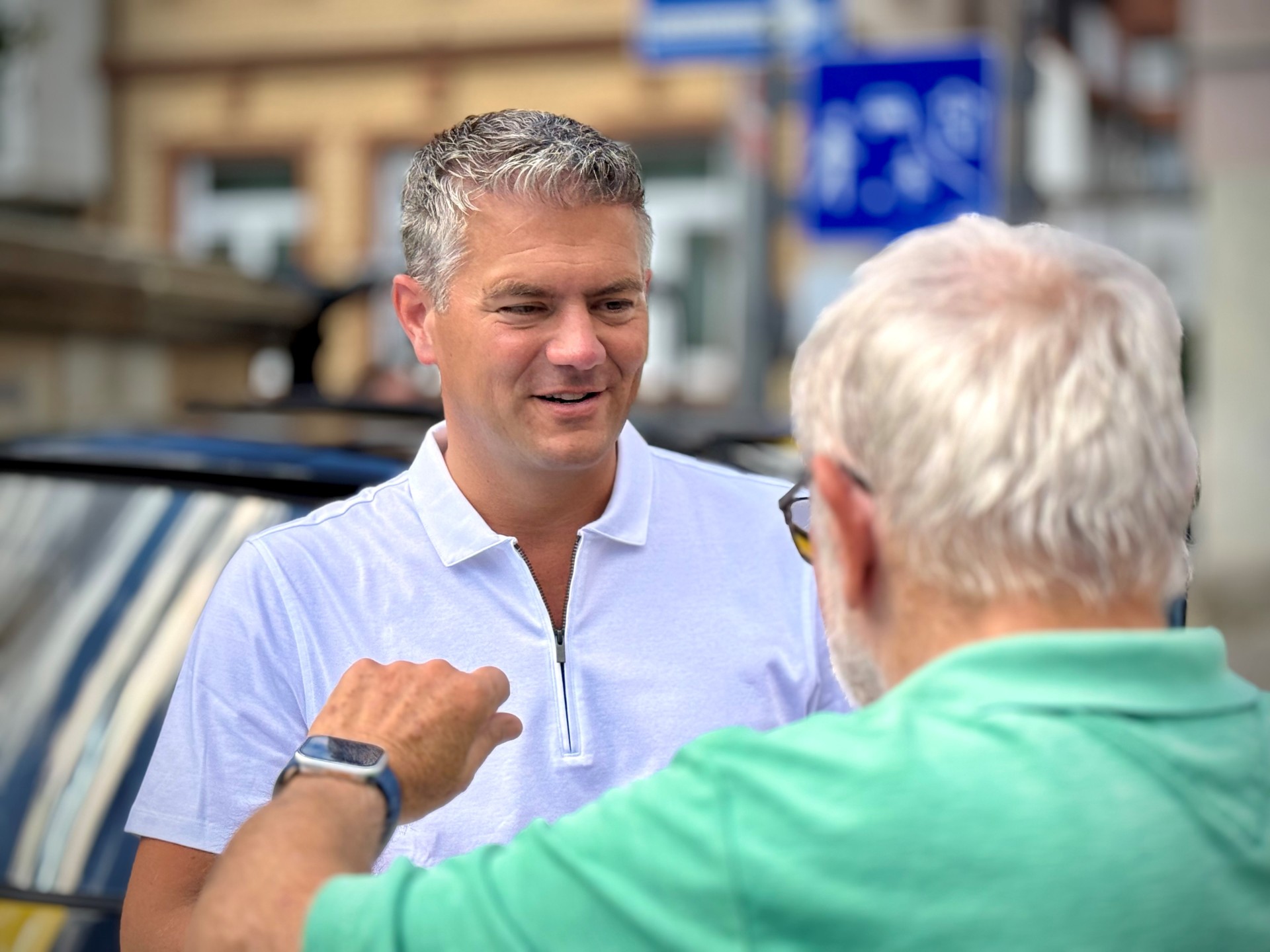 Bürgermeister Stefen Jung unterhält sich mit einem Bürger.