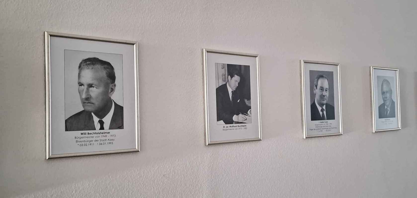 Bilder der ehemaligen Bürgermeister im Alzeyer Rathaus