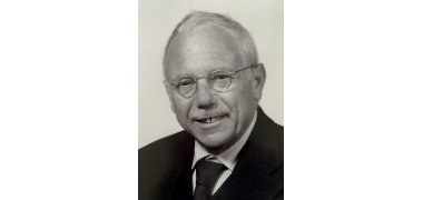 Ein Portrait von Bürgermeister a.D. Knut Benkert in Schwarzweiß.