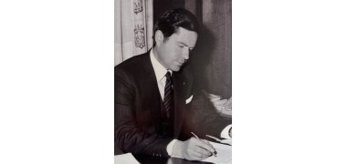 Ein Portrait von Bürgermeister a.D. Dr. jur. Wolfhard Buchheim in Schwarzweiß.