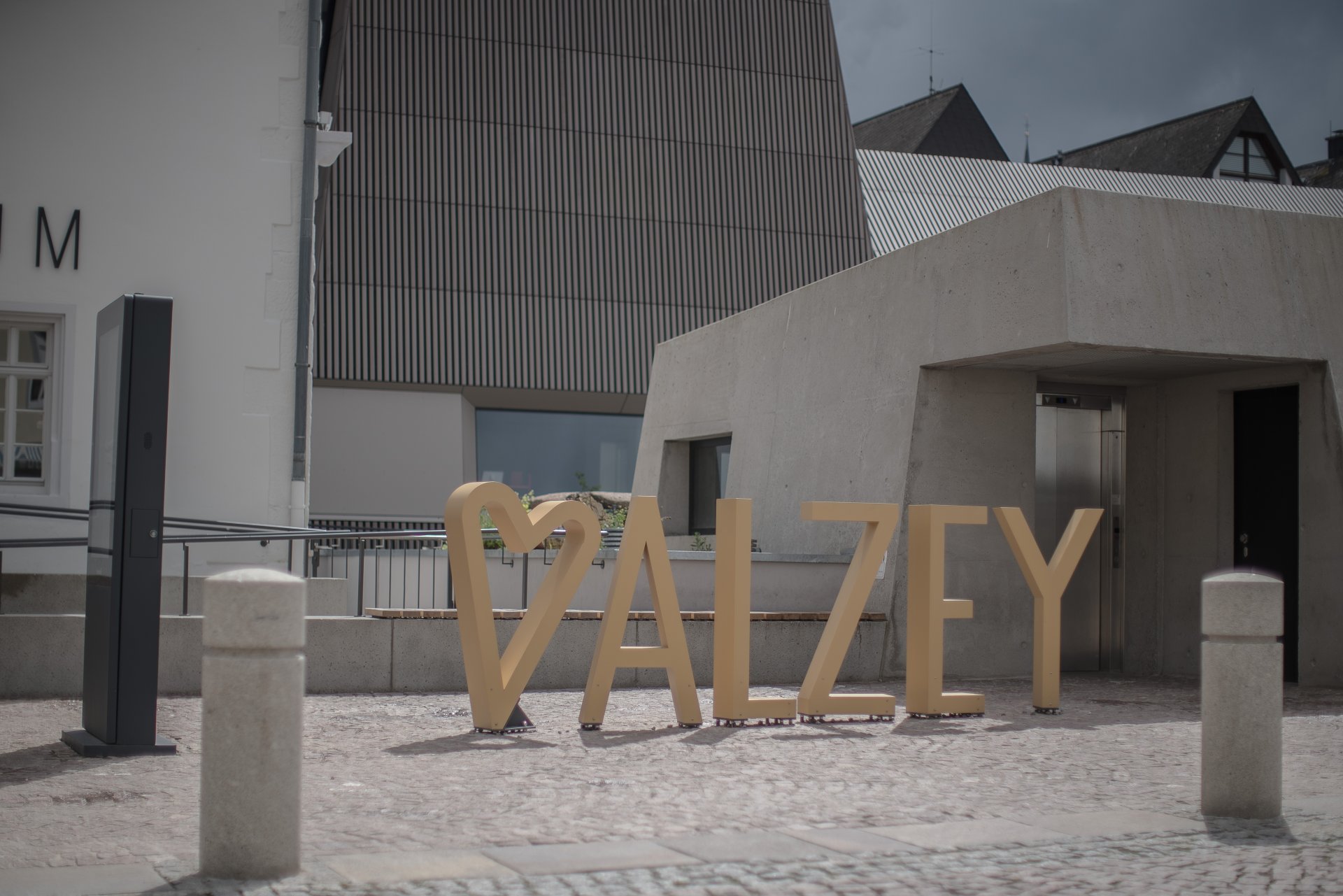 Am Museumsplatz ist ein Herz und der Schriftzug Alzey aufgestelt. (Fotopoint für Touristen)