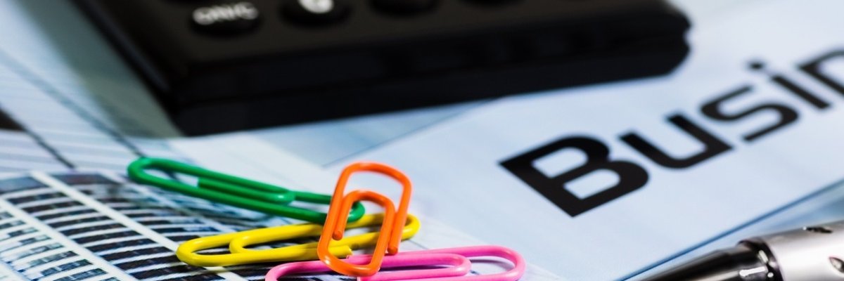 Taschenrechnner, Unterlagen und Büroklammern Taschenrechnner, Unterlagen und Büroklammern