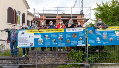 Gruppenfoto mit dem Zeitstrahl auf dem die Entwicklung des JuKus festgehalten wurde