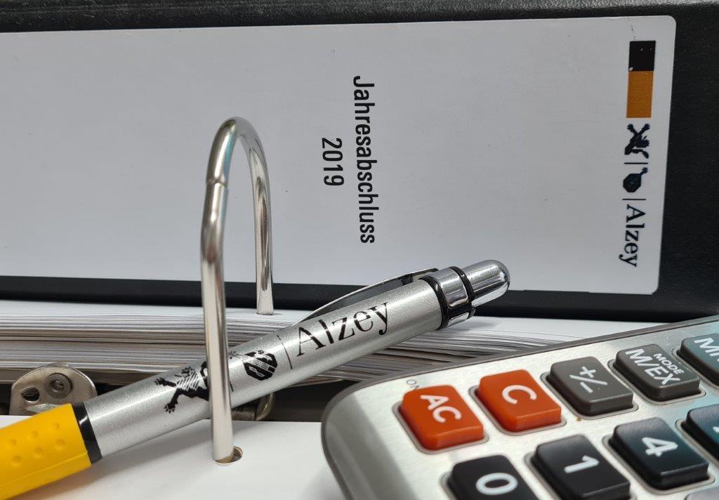 Ein Ordner der Stadtverwaltung Alzey "Jahresabschluss 2019" mit einem Kugelschreiber