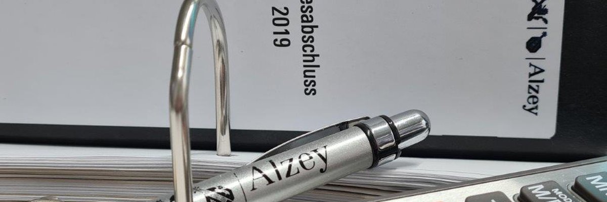 Ein Ordner der Stadtverwaltung Alzey "Jahresabschluss 2019" mit einem Kugelschreiber