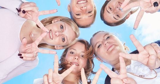 Die Auszubildenden der Satdt Alzey schauen auf die Kamera herab und bilden mit ihren Fingern einen Stern