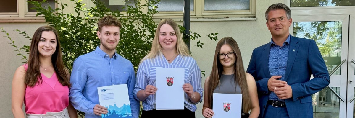 Drei Auszubildende beenden erfolgreich ihre Ausbildung bei der Stadtverwaltung Alzey