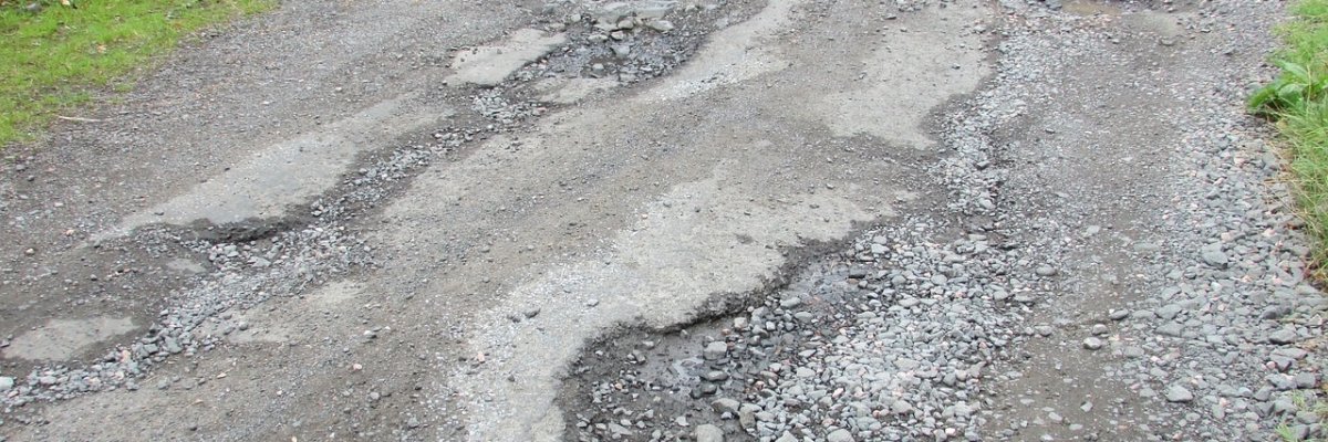 Beschädigte Straße mit Schlaglöchern