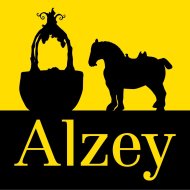 Das Logo der Alzey-App Auf gelbem Hintergrund ist die Silhouette des Roßmarktbrunnens mit dem Stadtmaskottchen Max zu sehen. Im unteren Teil des App-Logos steht in gelber Schrift auf schwarzem Grund Alzey.