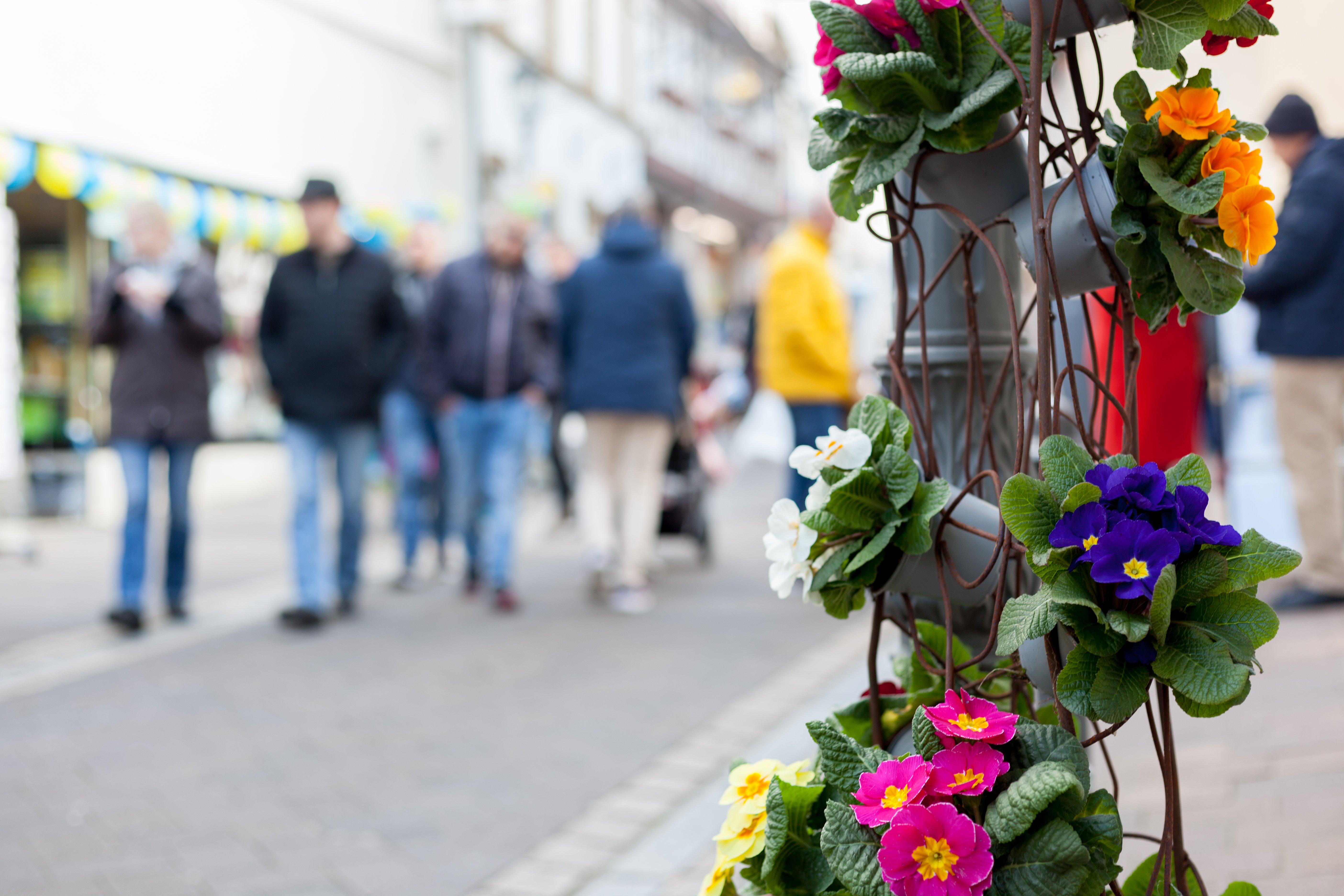 Leute in der Fußgängerzone