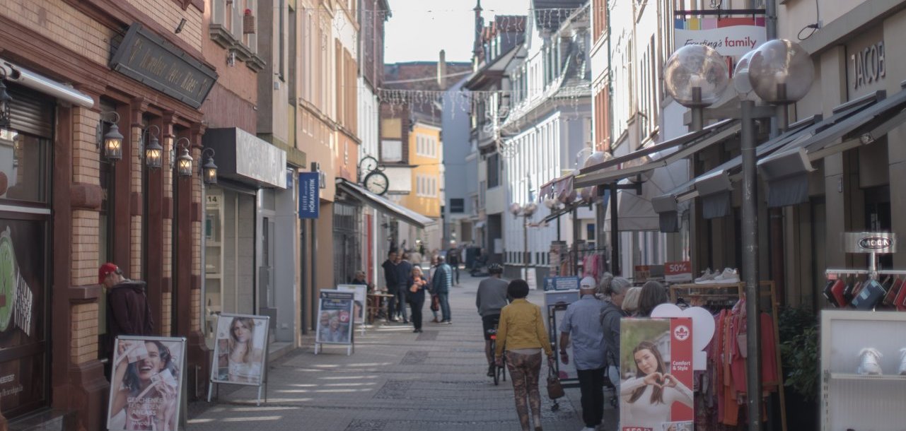 Foto der Antonitastraße. (Einkaufstraße mit verschiedenen Geschäften)
