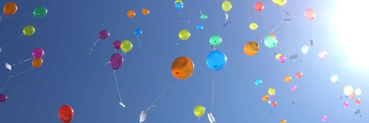 Aufsteigende Luftballons
