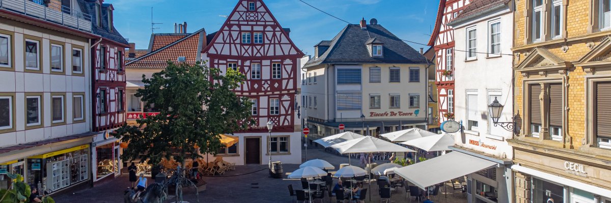 Der Rossmarkt von oben mit Geschäften und Brunnen