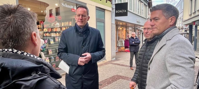 Innenminister Michael Ebling überzeugt sich in der Alzeyer Fußgängerzone von den geplanten Innenstadt-Impulsen.