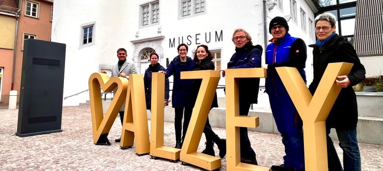 Bürgermeister Steffen Jung, Stadtplanerin Anja Jurthe-Podolak, Tourist-Chefin Elena Anesiadis, Architektin Hanna Eichler, Frank und Nick Emde von der Firma Metallbau Emde und Museumsleitern Dr. Eva Heller-Karneth weihen den Foto-Point vor dem Museum 
