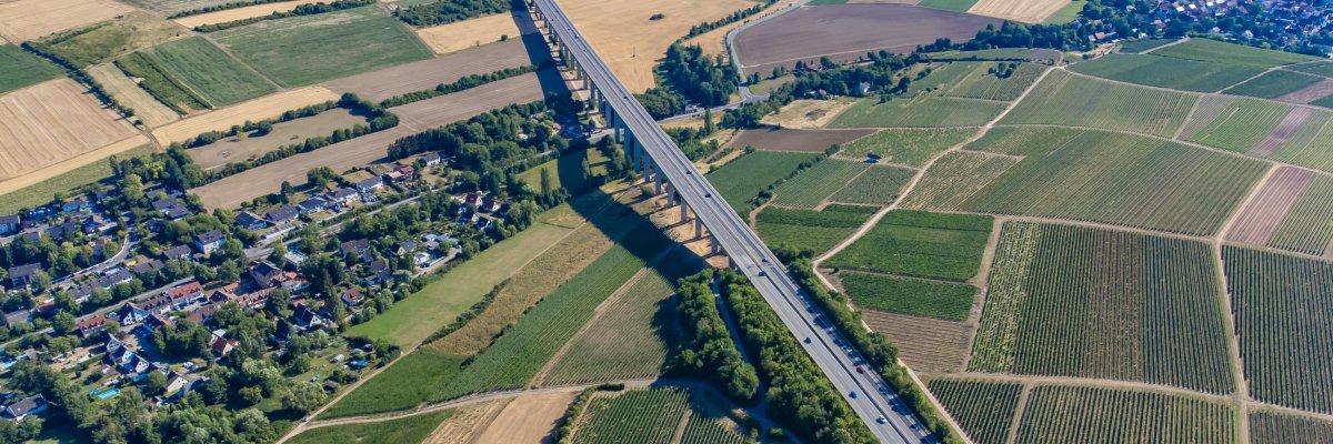 Alzey von oben mit Ort und Autobahn