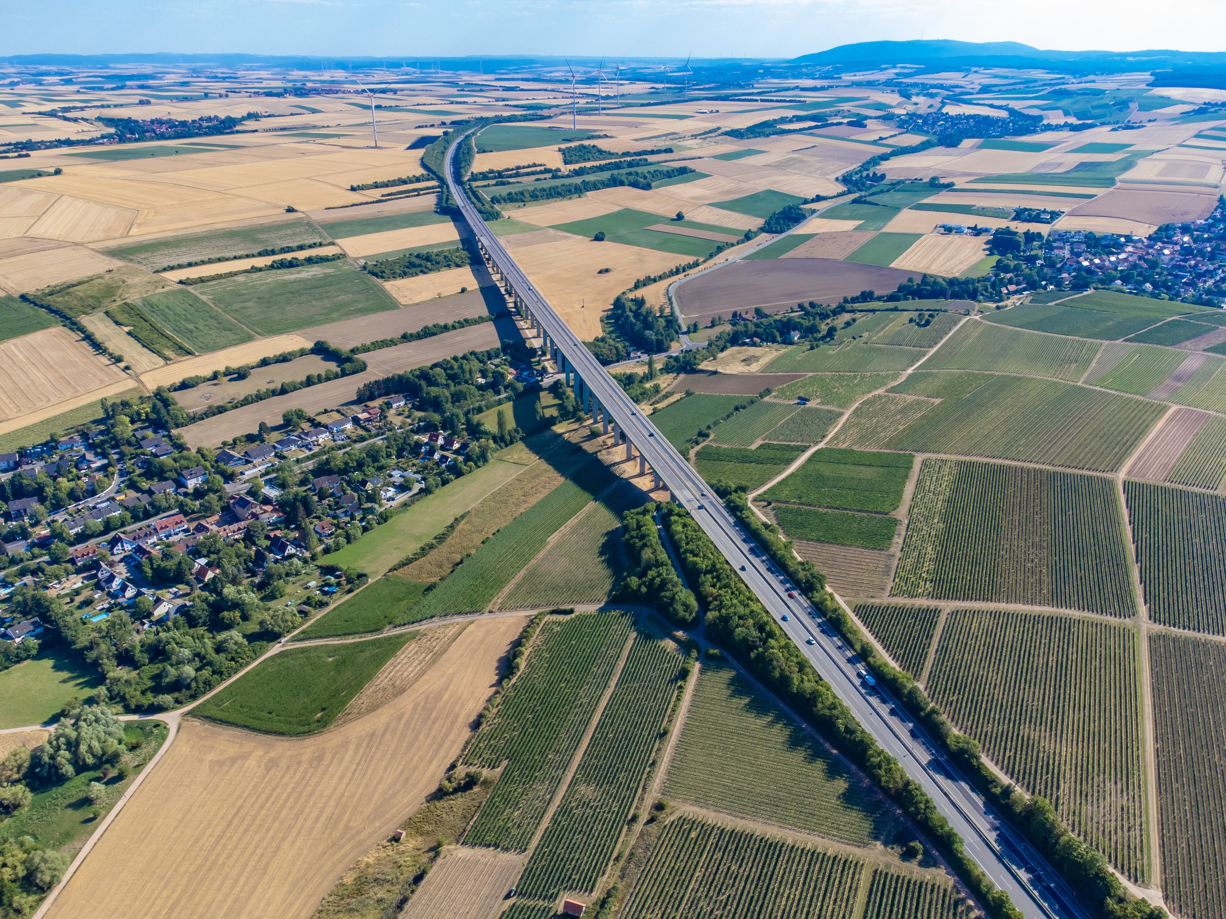 Alzey von oben mit Ort und Autobahn