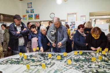 Bürger vor einem Stadtplan