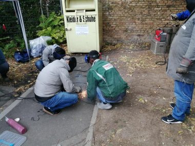 Jugendliche Schweißen gemeinsam