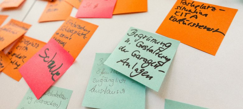 Viele Post-Its mit Ideen