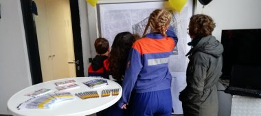 mehrere Personen schauen auf einen Stadtplan