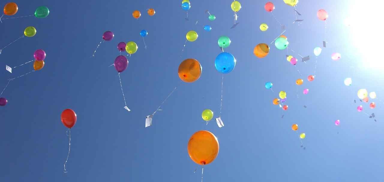 Aufsteigende Luftballons