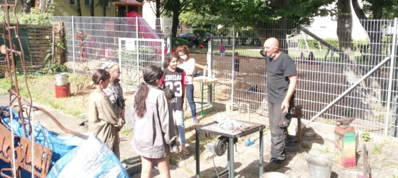 Mehrere kinder beim Zauberschmied