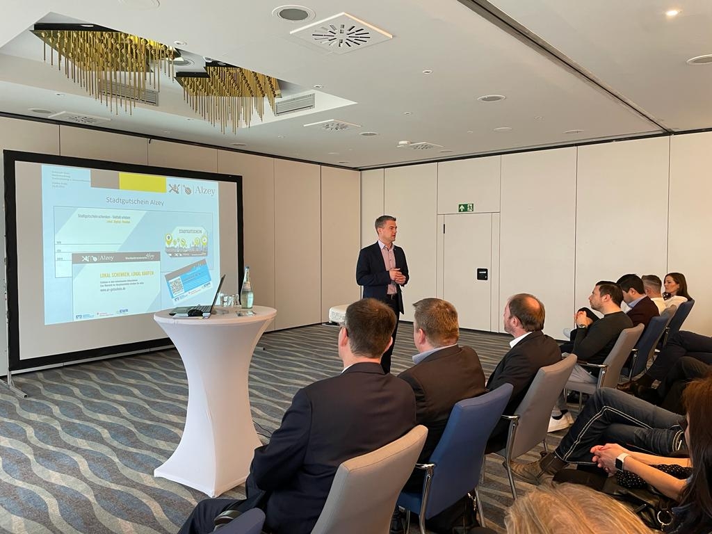 Unternehmer-Abend im Dorint Hotel mit Publikum und Redner Unternehmer-Abend im Dorint Hotel mit Publikum und Redner