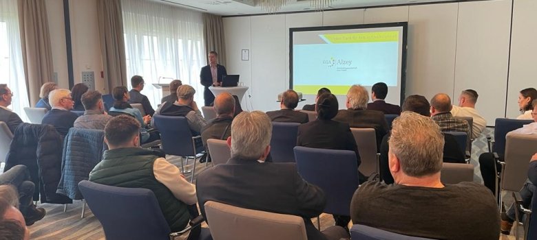 Unternehmer-Abend im Dorint Hotel mit Publikum und Redner Unternehmer-Abend im Dorint Hotel mit Publikum und Redner